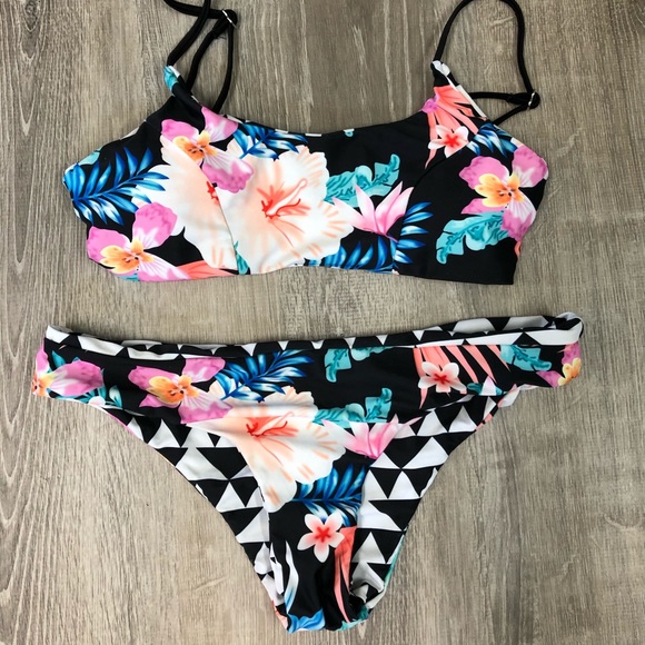 Cupshe Other - CupShe Reversible Floral and Geometric Bikini